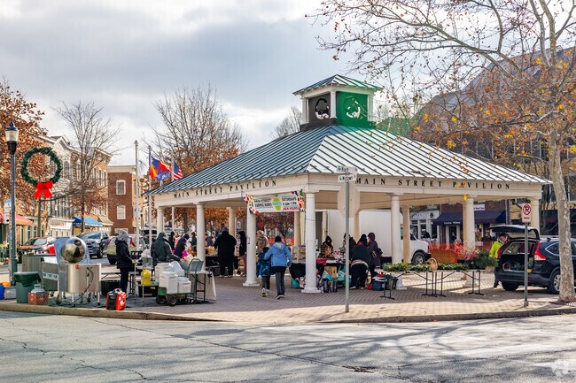 Main Street Farmers Market happens every Saturday from 9am -1pm in Kentlands.