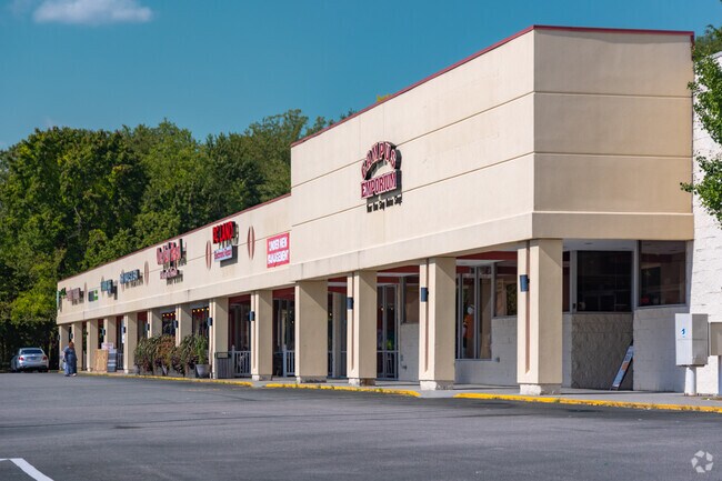 Farmview-Ramble provides convenient access to nearby shopping centers and schools.