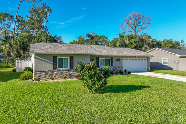 Craftsman and Ranch style homes are common on the streets of Hidden Lake.