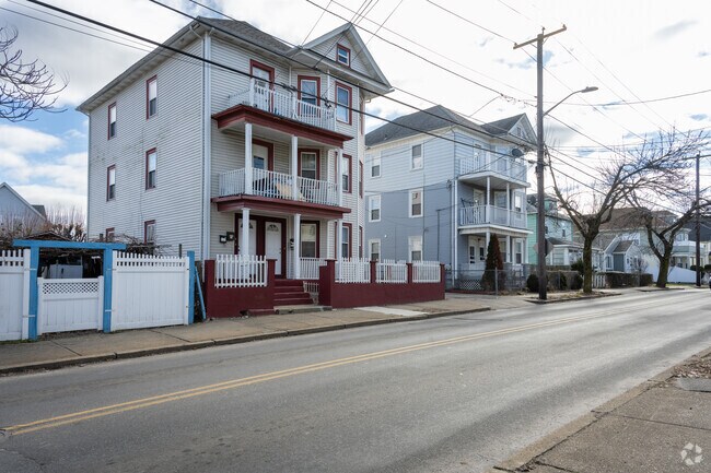 Rows of Colonial Revival homes are found along the streets of Hartford.