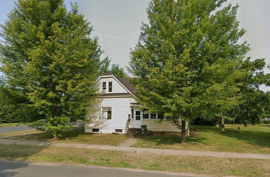 201 N Summit St unit Upstairs 1 BR, Spooner, WI 54801 - photo 1