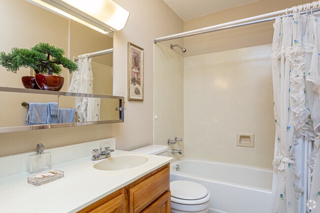 1BR, 1BA - 560SF