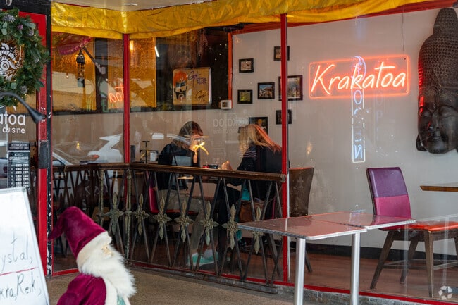 Parkside residents enjoy an afternoon lunch at Krakatoa.