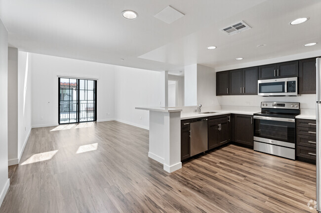 4BR, 4BA - 1,370SF