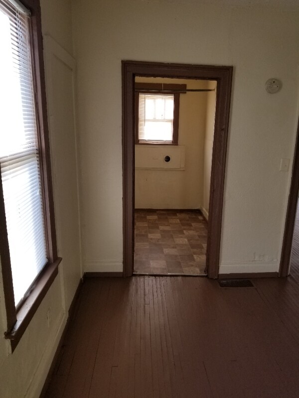 261 Bellview St, Benton Harbor, MI 49022 - photo 4