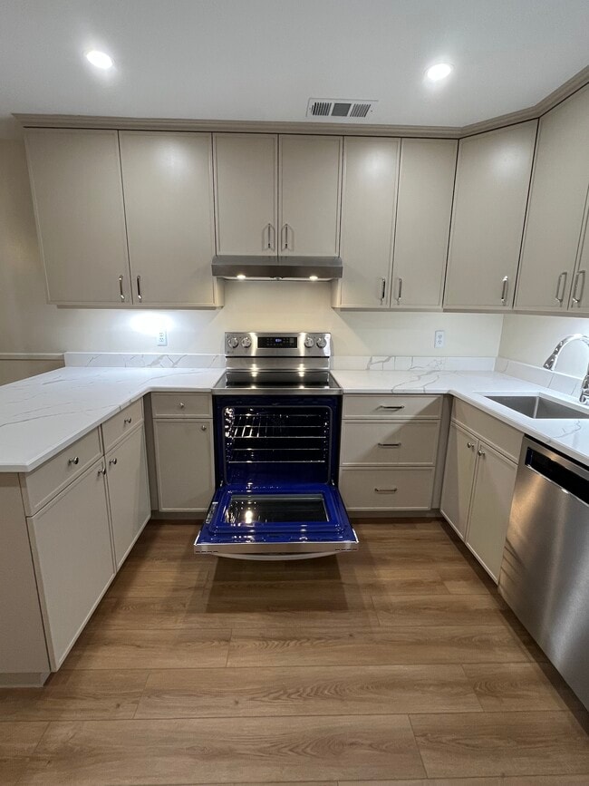 10702 Kings Riding Way unit T, Rockville, MD 20852 - photo 2