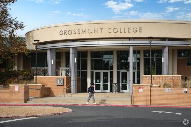 Grossmont College offers El Cajon residents a gateway to higher education.