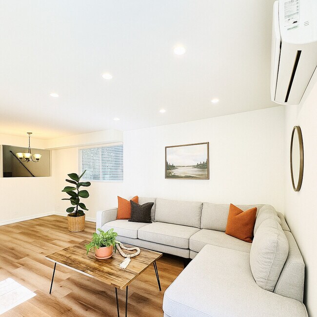 22849 Macfarlane Dr, Los Angeles, CA 91364 - photo 2