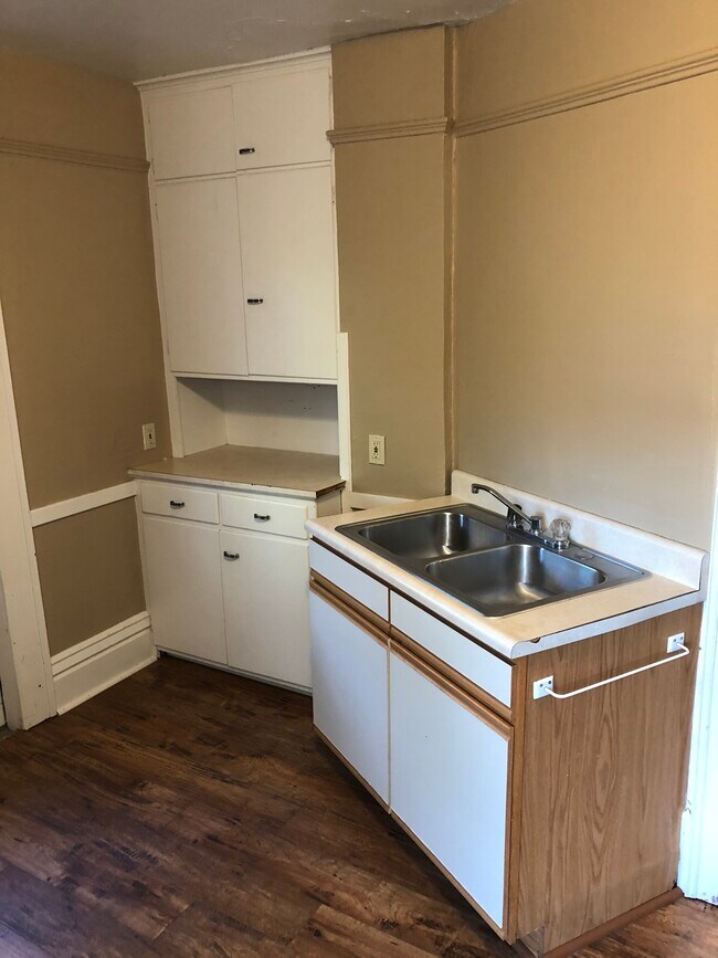 818 Scott Ave, Oshkosh, WI 54901 - photo 7