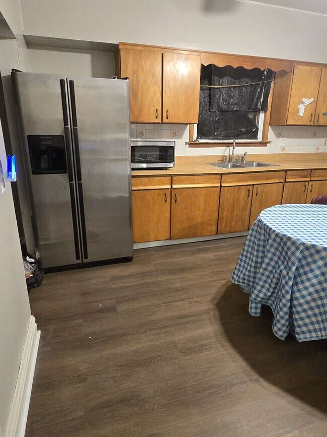 8445 S Marquette Ave unit 1 Floor, Chicago, IL 60617 - photo 3