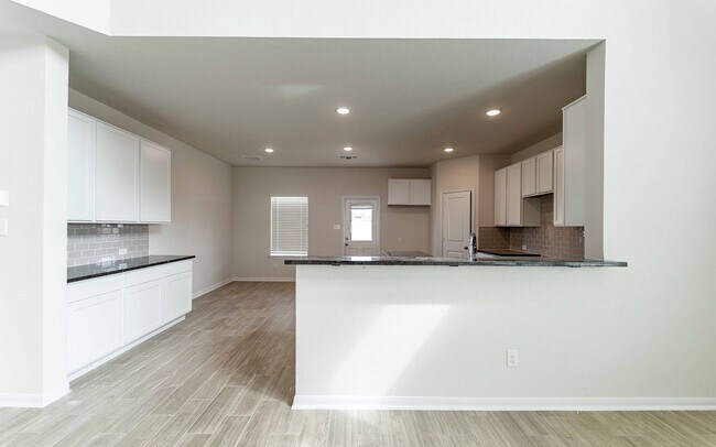 128 Buttercup Aly, San Antonio, TX 78245 - photo 6