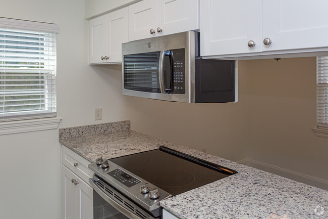 2 BR, 2 BA - 1036 SF