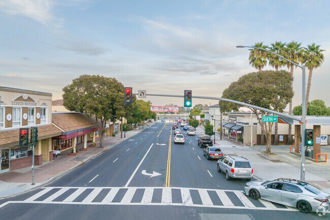 Carlmont offers easy access to the 101 and 280 freeways.
