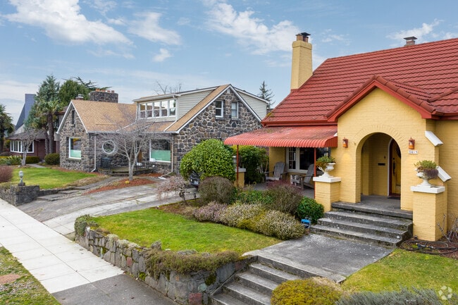 Single family homes with various unique styles and design at Arbor Lodge, Oregon.
