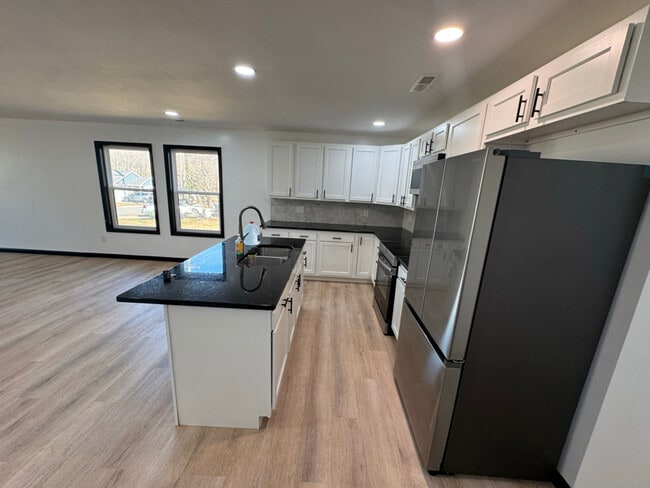 1015 E Glezen St, Petersburg, IN 47567 - photo 5