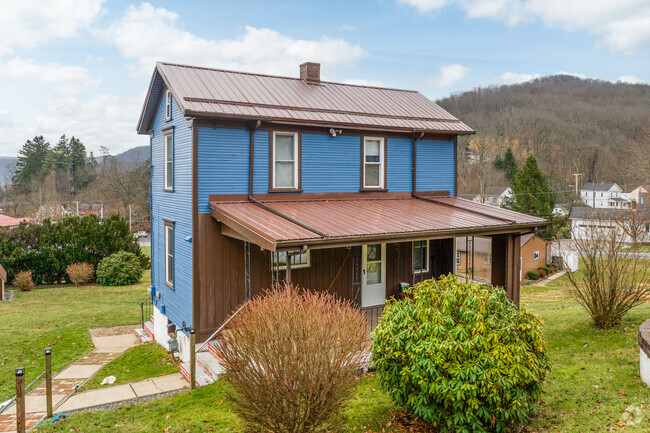 There are many homes up in the hills of Lower Yoder.