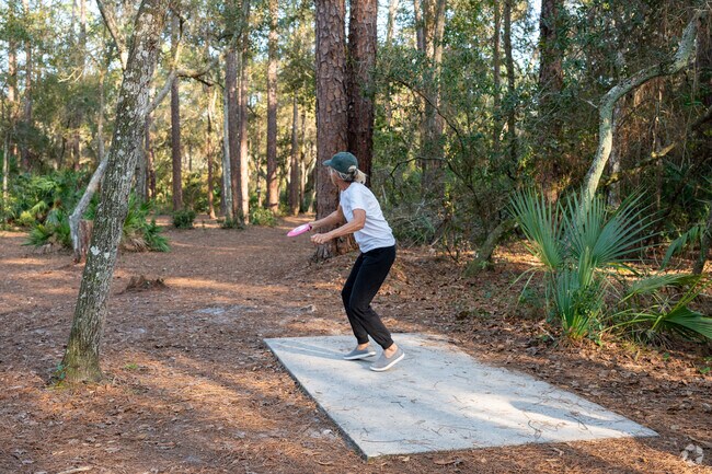 Glencoe locals head to Holland Park Disc Golf Course for a fun afternoon in the shade.
