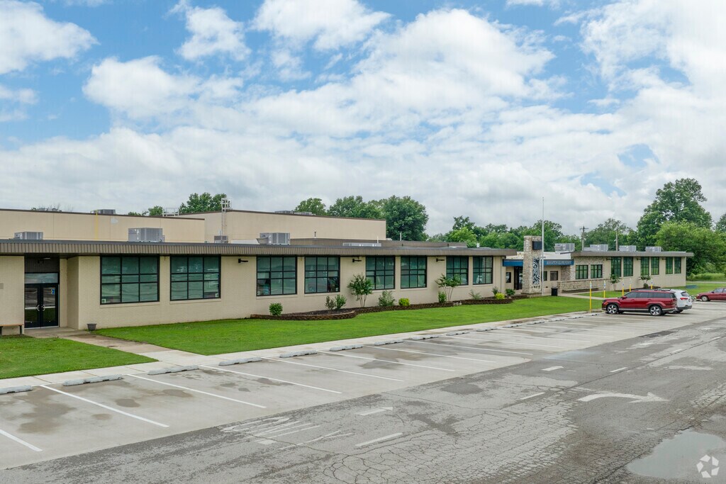Roosevelt Elementary offers a welcoming entrance and open grounds in Pryor Creek.