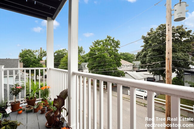 139 Adams St unit 5-bed 2-bathU2, Waltham, MA 02453 - photo 6