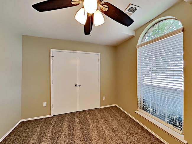 807 W Lonesome Dove Trail, Arlington, TX 76001 - photo 7