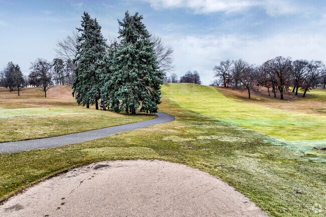 The University of Minnesota Les Bolstad Golf Course is a public, 18-hold course.