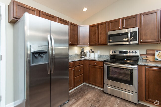 2BR, 2BA - 1,040 SF - Deerwood