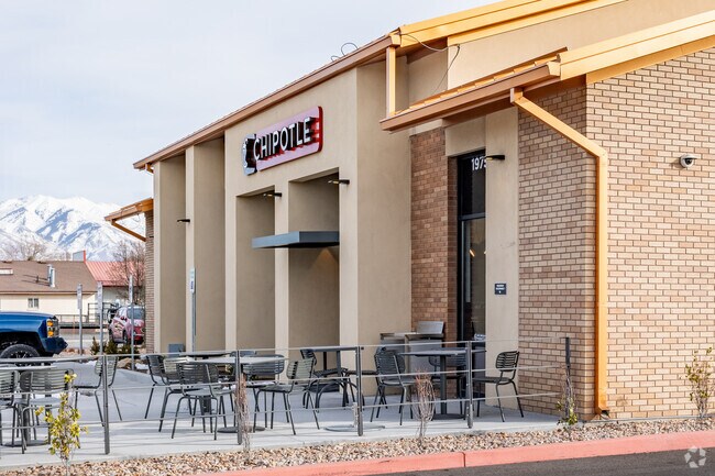 Popular dining spots are located along Antelope Drive in Syracuse.