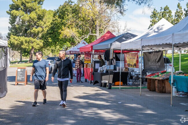 The Mile Square Park Farmers Market near Star View has hot foods, beverages, and fresh produce.