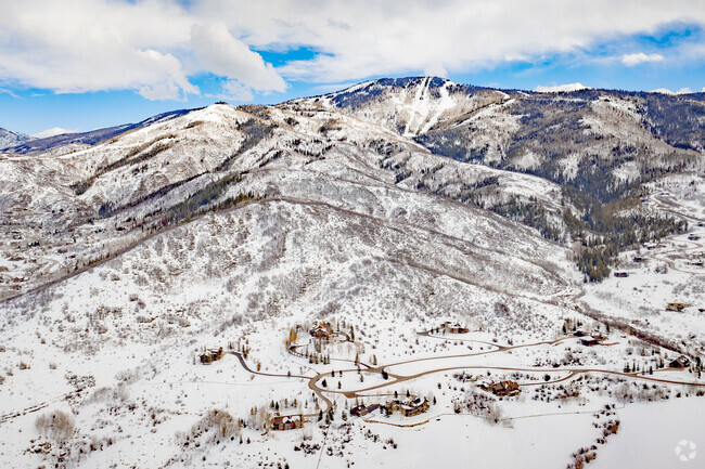 Just a short drive from Craig, world-class skiing awaits at Steamboat Resort, famous for its Champagne Powder® and Western hospitality. Whether carving down pristine slopes or enjoying après-ski in a cozy lodge, the adventure and beauty of the Rockies are always within reach.