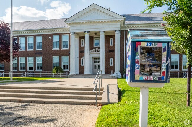 96% of students are proficient in math and 82% in reading at Hewlett Elementary School.