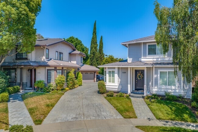 New traditional craftsman-style homes add elegance to Oak Grove's real estate landscape.