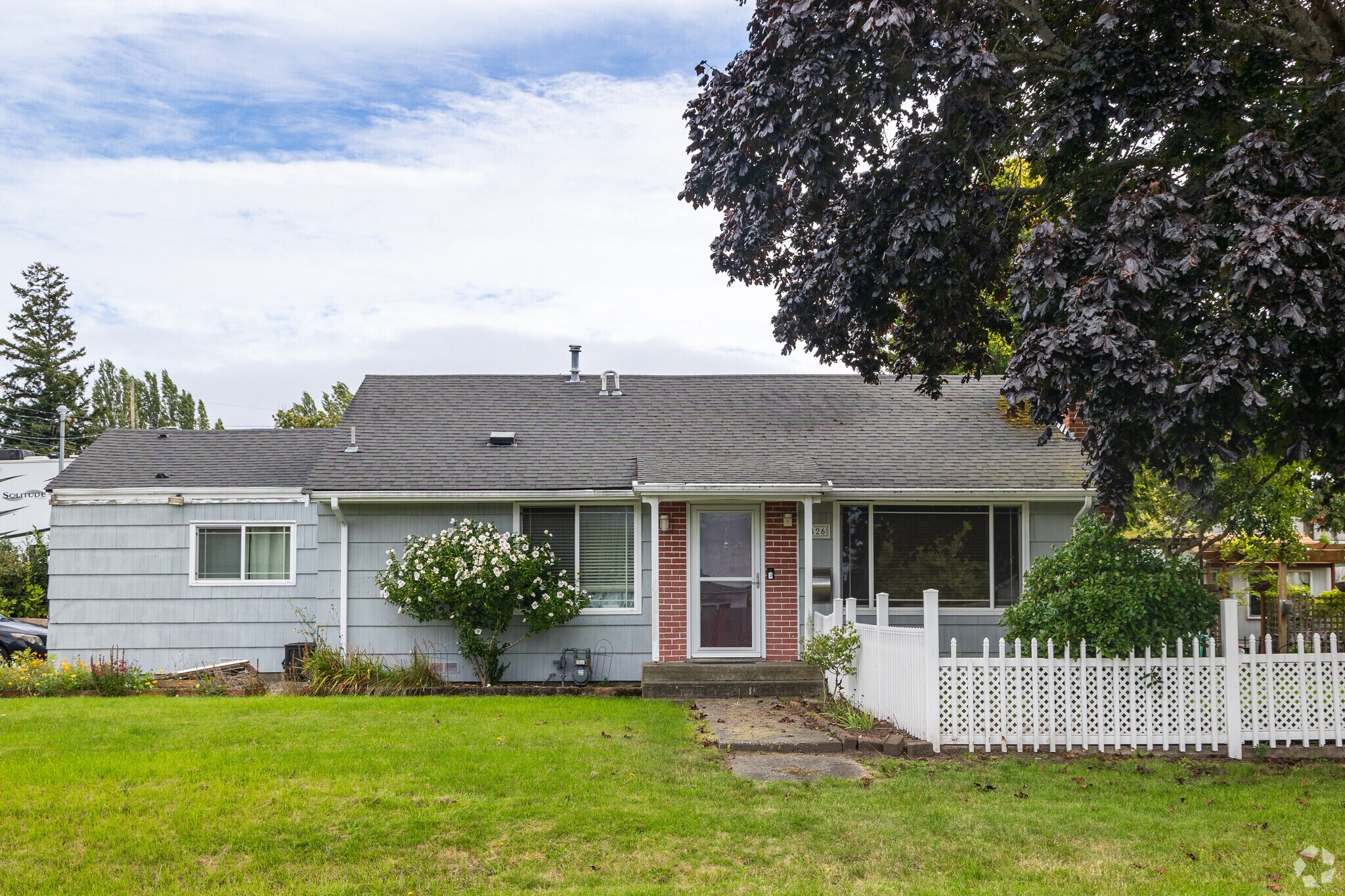 Ranch and midcentury homes are scattered throughout Harbor View.