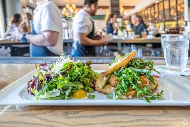 Harbor View Homes residents can enjoy exceptional dining options at various Fashion Island restaurants.