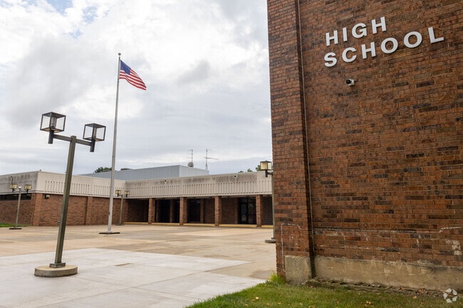 Lordstown High School has a student-teacher ratio of 12 to 1 in Lordstown.