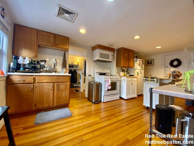 24 Grovenor Rd unit 4, Jamaica Plain, MA 02130 - photo 6