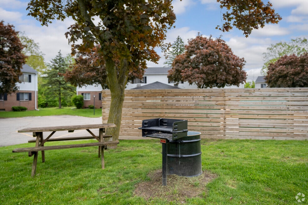 Huntington Circle, Flint, MI 48532 - photo 2