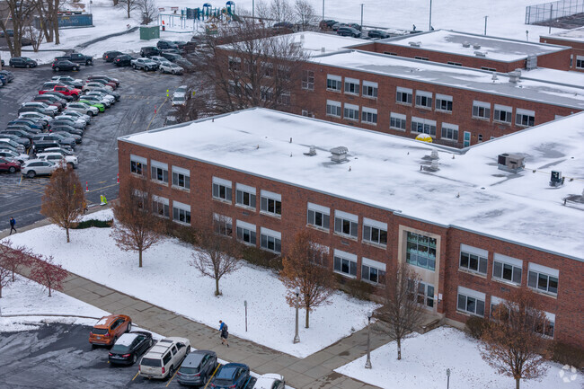 Akron Elementary School has 562 students.
