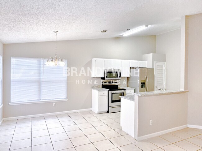 8055 International Village Dr, Jacksonville, FL 32277 - photo 4