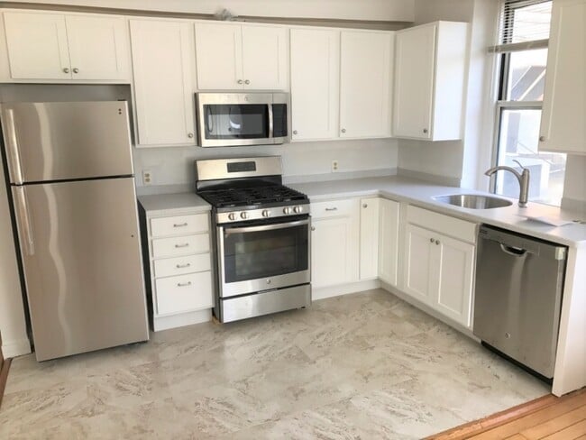 378 Thames St unit 1, Newport, RI 02840 - photo 3