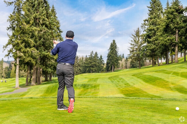 Glendale Golf Club provides fairways near Wilburton neighborhood.