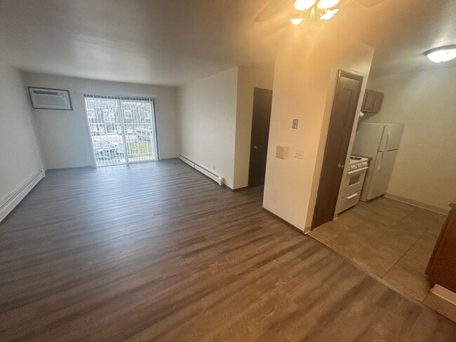 Colony Court Apartments LLC, Beloit, WI 53511 - photo 2