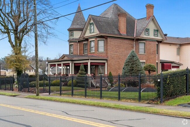 There are classic victorian homes in Houston PA.