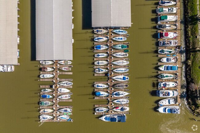 Being right on the shoreline, Glen Cove offers residents plenty of boat storage in Vallejo.