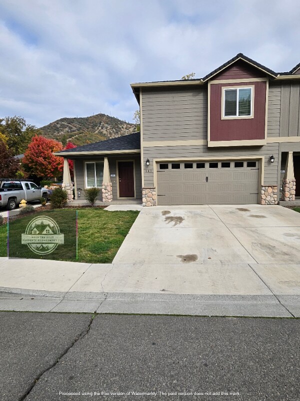 141 Rivers Edge Ct, Gold Hill, OR 97525