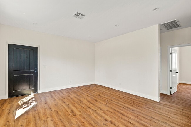 3045 S Bronson Ave, Los Angeles, CA 90018 - photo 6