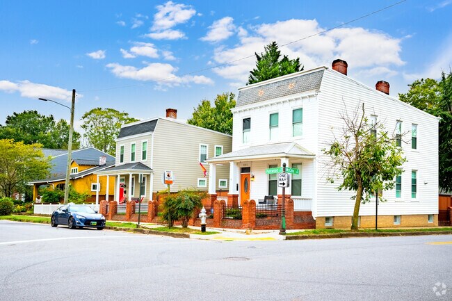 Large single family homes can be found in Shockoe Slip.
