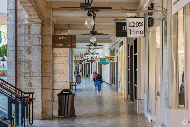 The Shops at Merrick Park offer high end shopping and dinning for residents of Country Club.