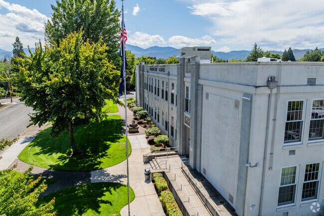 Washington Elementary School  offers excellent education in Medford.