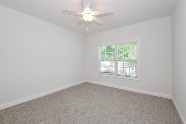 1074 Walker Point Way - SQFT 1153 - 005-photo-main-bedroom-12802046
