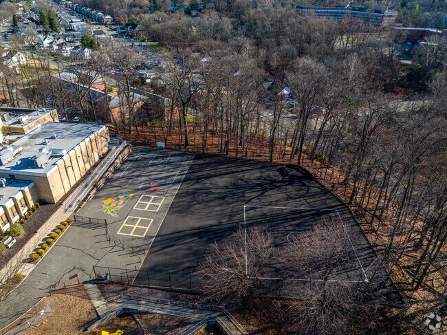 Students of Lincoln Elementary School can enjoy the large recreation area.